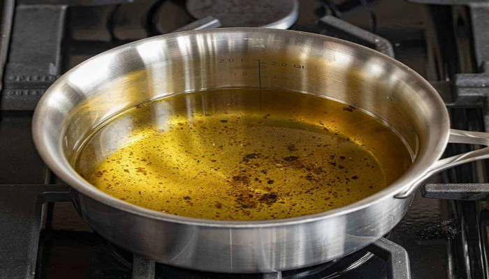Kitchen Hacks : पुऱ्या पापड तळून उरलेल्या तेलाचा पुन्हा वापर करताय तर सावधान ! तुम्ही देताय रोगांना आमंत्रण 