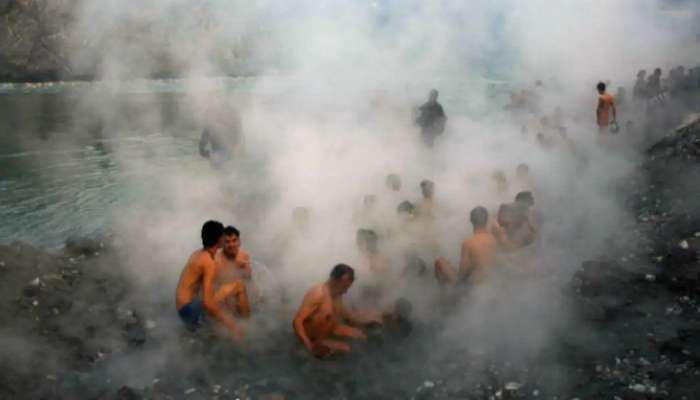 Hot Springs : भारतातील महत्वाचे पाच पवित्र कुंड, थंडीत देतील पर्यटकांना आराम