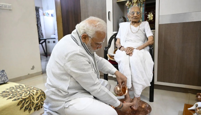 PM Modi Mother Death: काय होते मोदींच्या आईचे अखेरचे शब्द? आठवून पंतप्रधानांचेही डोळे पाणावले 