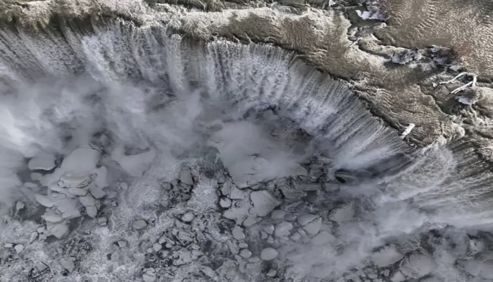Niagara Falls Frozen : नायगरा धबधबा गोठला; खळाळून वाहणारं पाणी अधांतरी थांबलेलं कधी पाहिलंय का?