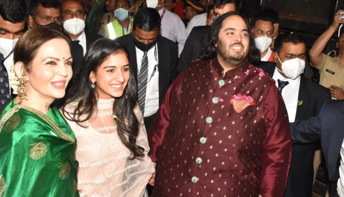 Anant Ambani Radhika Merchant Engagement party : आलिया- रणबीरचं ठीक पण अंबानींच्या पार्टीला शाहरुखसोबत आलेली &#039;ती&#039; कोण?