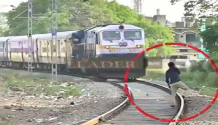 Video: चालत्या ट्रेनसमोर त्याने केलं असं की मोटरमननं गाडी थांबवून चोपला 