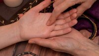 आत्ताच चेक करा तुमच्या तळहातावर असं चिन्ह आहे का? फक्त पैसाच नाही तर आयुषात...