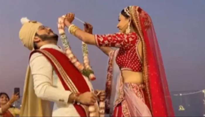  Viral Video : नवऱ्याची विचित्र अट, नातेवाईकांसमोर नवरीकडे मागितलं KISS, पाहा VIDEO