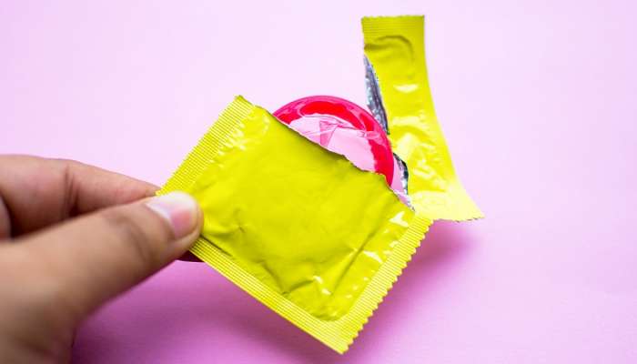 Free Condom :  मेडिकलमधून फुकट कंडोम घेऊन जा; 18 ते 25 वयोगटातील तरुणांसाठी सरकारची योजना