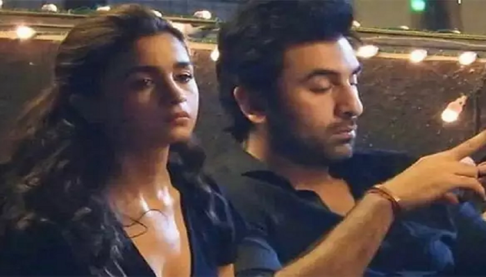 Kapoor Family ला हादरा; रणबीरच्या कुटुंबाशी 'तिनं' तोडलं नातं? 