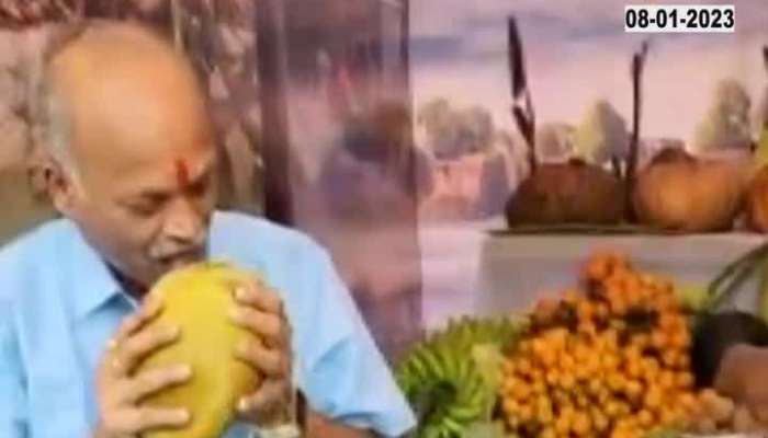 Grandfather's unique miracle, peeling coconut with teeth at the age of crowing