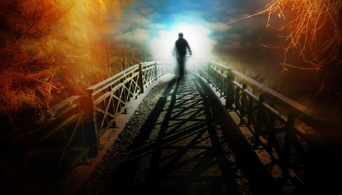 Death signs : मृत्यूपूर्वी व्यक्तीला मिळतात 'असे' संकेत? जाणून घ्या काय असतात हे संकेत?