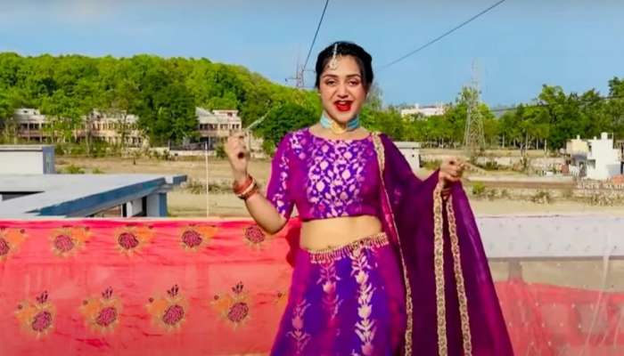 Bhabhi Dance Video : सपना चौधरीच्या डान्स स्टेपला टक्कर देतेय &#039;ही&#039; Desi Bhabhi... चाहते घायाळ