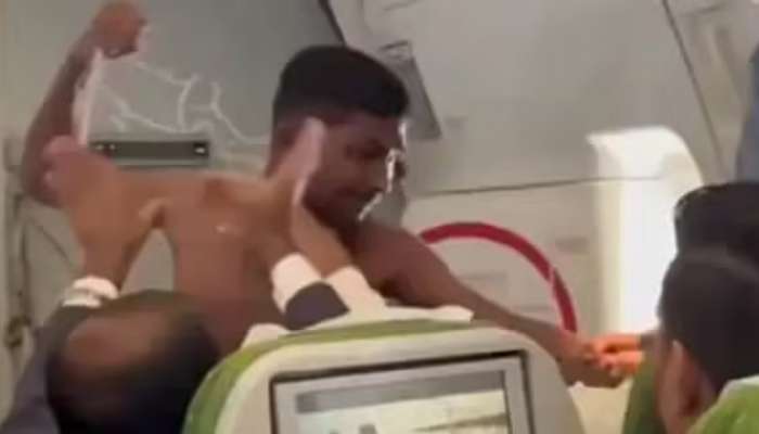 Flight Fighting Video: आधी कपडे फाडले मग लाथाबुक्क्यांनी एकमेकांना तुडवलं, विमानात नक्की काय घडलं? Video Viral  