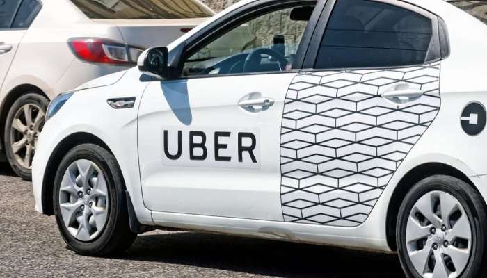 Crime News : Uber च्या महिला ड्रायव्हरवर भररस्त्यात हल्ला; बियरची बॉटल फोडली आणि...