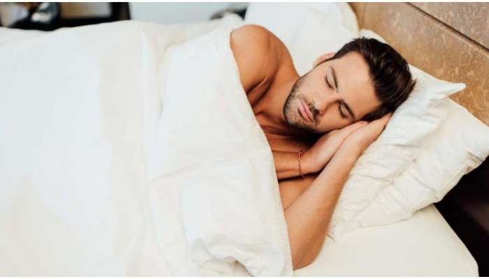 Warm Blanket: थंडीत झोपताना चुकीच्या पद्धतीनं अंगावर चादर घेताय? जाणून घ्या &#039;ही&#039; सोप्पी पद्धत