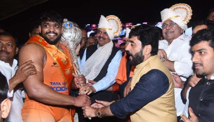 Maharashtra Kesari Final: महेंद्र गायकवाडला 'चीतपट' करत शिवराज राक्षे 'महाराष्ट्र केसरी', उचलली मानाची गदा 