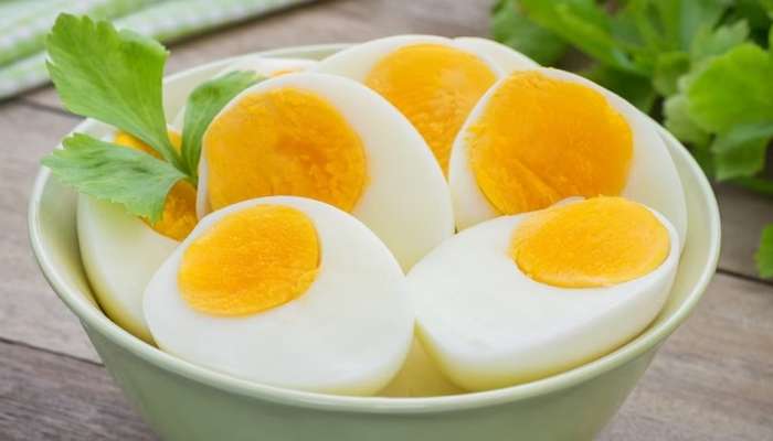  Egg yolk चे फायदे आहेत की नुकसान... समजून घ्या आरोग्याच्या दृष्टीनं खावं की नाही? 