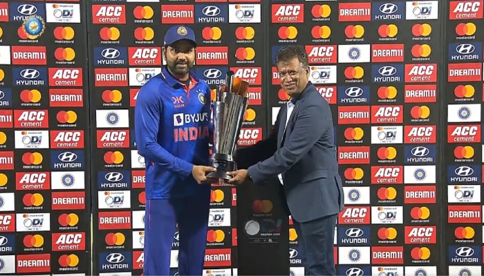 IND vs SL : ऐतिहासिक विजयानंतर रोहित शर्माने हाती दिली ट्रॉफी आणि अचानक भावूक झाला &#039;हा&#039; खेळाडू