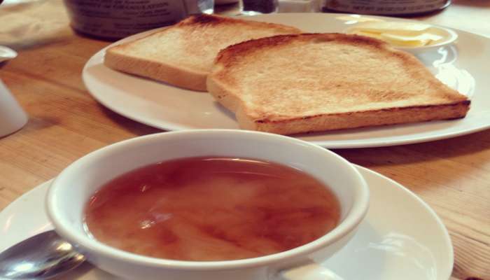 Tea And  toast : दररोज चहासोबत टोस्ट आवडीने खाताय?; तर आत्ताच थांबवा, त्यामुळे होतातय गंभीर आजार 