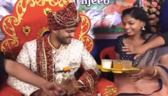 VIDEO : भाऊजीसोबत चेष्टा करणे मेव्हणीला पडलं महागात, स्टेजवर गेली अन् मग