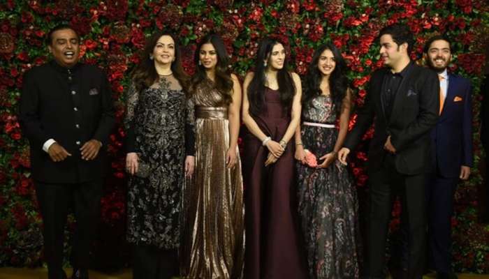Anant Ambani Engagement: राधिका मर्चंटच्या आईनं वेधलं सगळ्यांचं लक्ष... सासूबाईंपेक्षा सुंदर आईचे सौंदर्य
