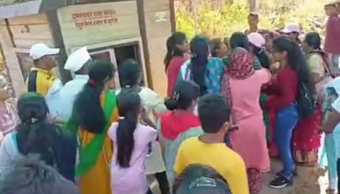Maharashtra News : केवळ 5 रुपयांसाठी साताऱ्यातील 40 महिलांनी दोन कर्मचाऱ्यांना बदडलं, त्यानंतर...