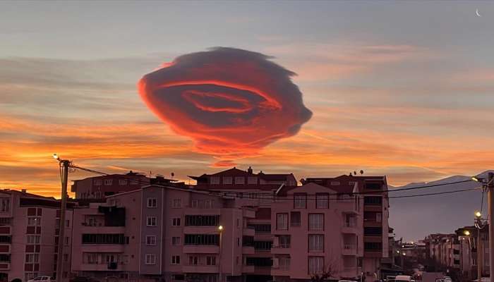 VIDEO: आकाशात दिसलं लाल रंगाचं UFO? व्हिडीओमुळे गूढ वाढलं