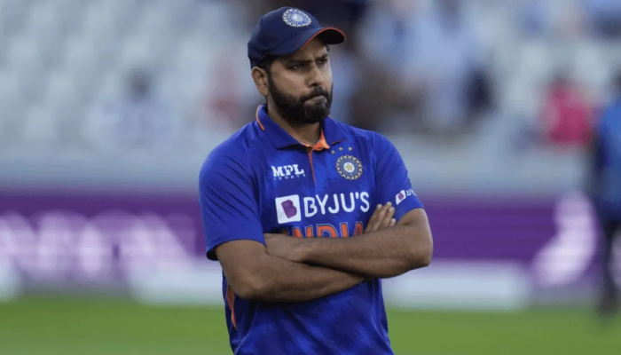 असा कसा विसरभोळा Rohit sharma....; मैदानात फलंदाजीसाठी येताना बॅटच आणायला विसरला? Video झाला व्हायरल
