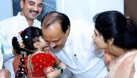  कुंकवाची अ‍ॅलर्जी पण चिमुरडीच्या हट्टापुढे अजित पवारांचे काही चाललं नाही