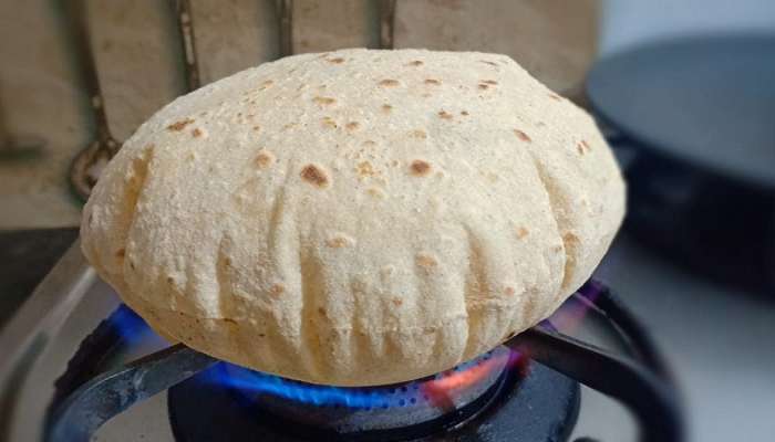 Chapati Cooking Hacks: थंड झाल्यावरही पोळी राहील मऊ आणि ताजी...लुसलुशीत पोळीसाठी &#039;या&#039; टिप्स वापराचं. 