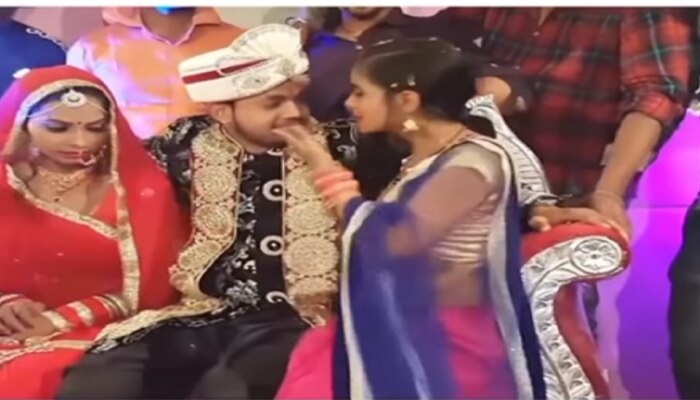 Viral Video :  नवरदेवाचा कहर, लग्नमंडपात नवरीसमोर दुसऱ्या तरुणीला केली Kiss...