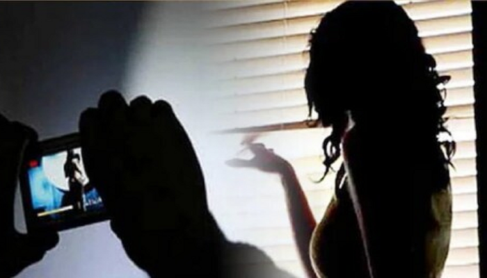 Crime News : 'तो' तरुणींना Video Call वर कपडे काढायला सांगायचा अन् मग...