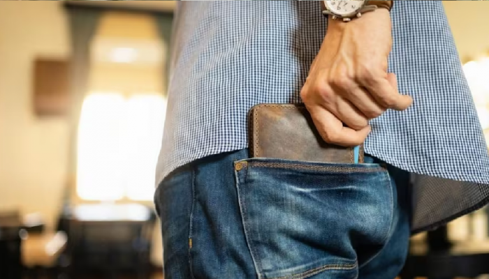 Fat Wallet Side Effects : पँटच्या मागच्या खिशात पैशांचं पाकिट ठेवताय, सावधान! समोर आलं गंभीर प्रकरण