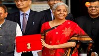 Nirmala Sitharaman: अर्थमंत्र्यांच्या लाल साडीमुळे इंदिरा गांधी चर्चेत