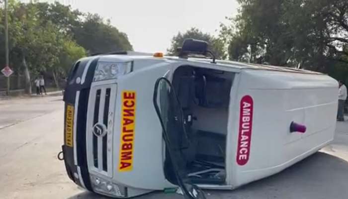 Ambulance Accident : 13 गरोदर महिला रुग्णवाहिकेत कोंबल्या; रस्त्यात झाला भीषण अपघात