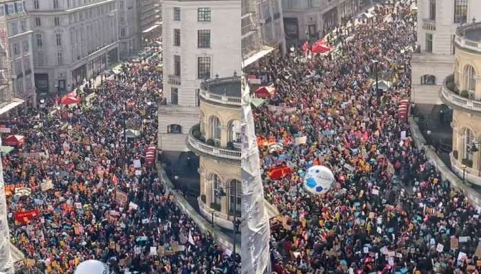 Strike : पगारवाढीसाठी कर्मचारी मोठ्या संख्येने रस्त्यावर उतरल्याने गोंधळ, 10 वर्षातील सर्वात मोठा संप