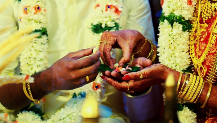 Bride Groom Marriage Video: अररर् थांबा.. लग्न तर होऊ द्या, वऱ्हाड्यांसमोर वधू-वराने असं काही केलं की...