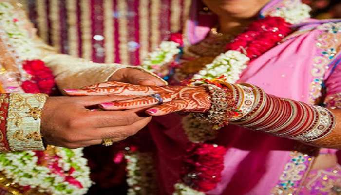 viral : भावाने उरकलं बहिणीसोबतच लग्न ? काय म्हणावं आता याला...