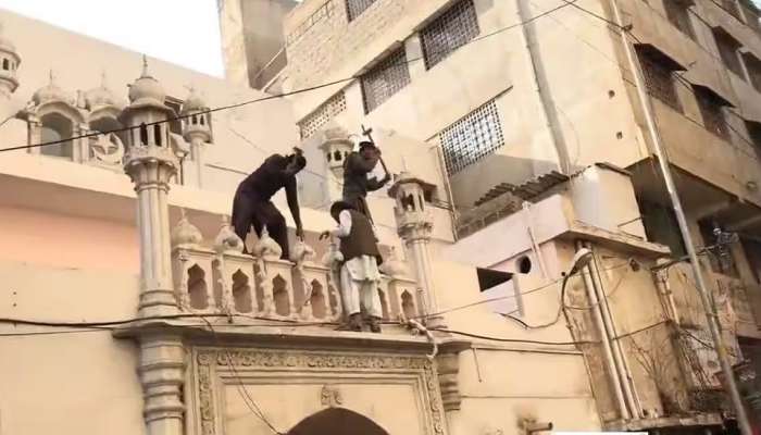 Karachi Mosque Attack: दोन वेळच्या जेवणाचे हाल होऊनही पाकिस्तान सुधरेना! दिवसाढवळ्या मशिदीवर चढून हल्ला; VIDEO व्हायरल