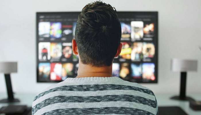 ALERT! तुमचा Smart TV तुमच्यावर पाळत ठेवतोय; सर्वात आधी ही Setting बदला