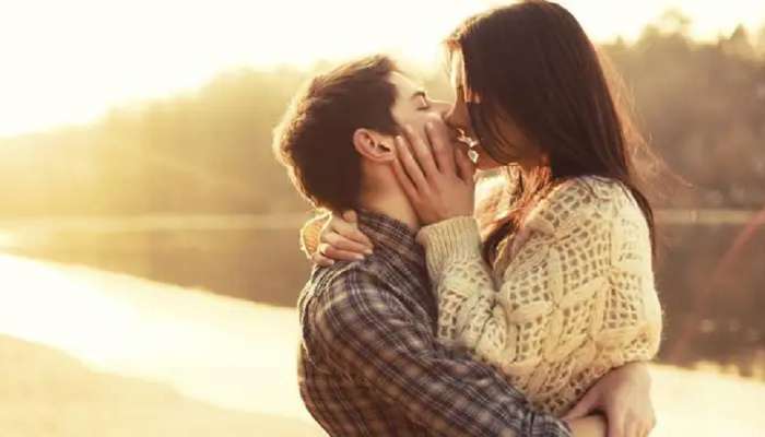 Kissing: चुंबन घेतल्यानं तोंडाचा कर्करोग होतो का? संशोधनातून काय आलंय समोर? 