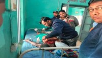 डॉक्टर मोबाईलवर व्हिडिओ बघत होते, जनरेटर दुरुस्ती करणाऱ्याकडून रुग्णावर उपचार