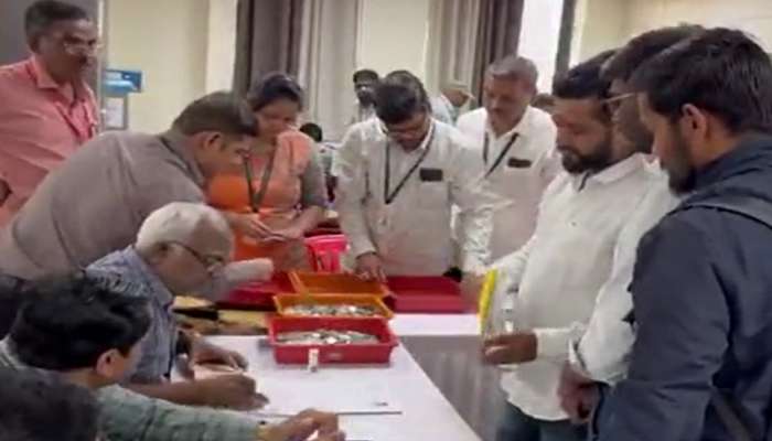 Bypoll Election : पुण्यामध्ये &#039;दिल्लीत गोंधळ, गल्लीत मुजरा&#039;...  10 हजाराची चिल्लर मोजून अधिकारी दमले