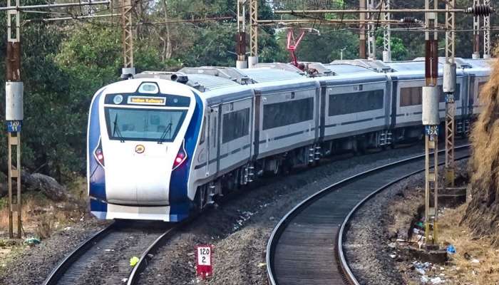 सैन्य भरतीसाठी अपात्र ठरल्यानंतर तरुणाने उचललं टोकाचं पाऊल, Vande Bharat Express समोर मारली उडी