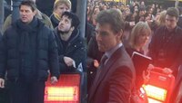 Tom Cruise: ये टॉम क्रुझ का स्टाईल हैं! रेड कार्पेटवर अभिनेत्याच्या मागे 'हिटर'वाला