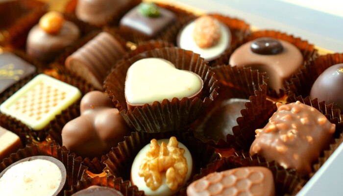 Happy Chocolate Day 2023: &#039;चॉकलेट डे&#039; दिवशी प्रेमात वाढवा गोडवा, गर्लफ्रेंडला पाठवा &#039;हे&#039; खास मॅसेजेस!