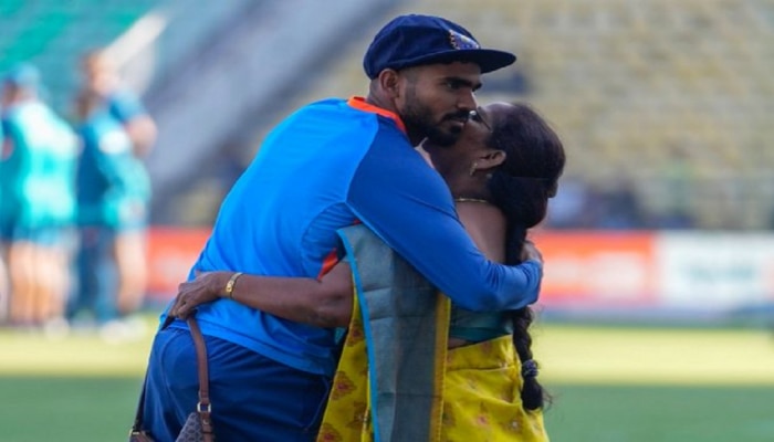 IND vs AUS : ...शेवटी आई आईच असते; ऑस्ट्रेलयाविरुद्ध लेक खेळणार याच आनंदात भारतीय क्रिकेटपटूची आई मैदानावर 