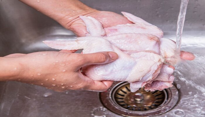 Chicken : दुकानातून चिकन घरी आणल्यावर ते नळाखाली धुणं धोकादायक?