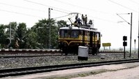रेल्वे ट्रॅकवर ओव्हरहेड वायर तपासणी करताना टॉवर वॅगनने 4 गँगमन चिरडले