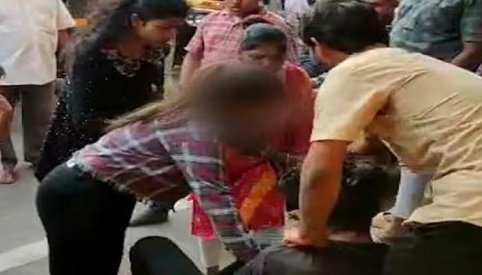 Valentine Day 2023 : दे दणादण! व्हॅलेंटाइन डेच्याच दिवशी मायलेकींनी रोड रोमियोला चोपलं; Video सोशल मीडियावर Viral