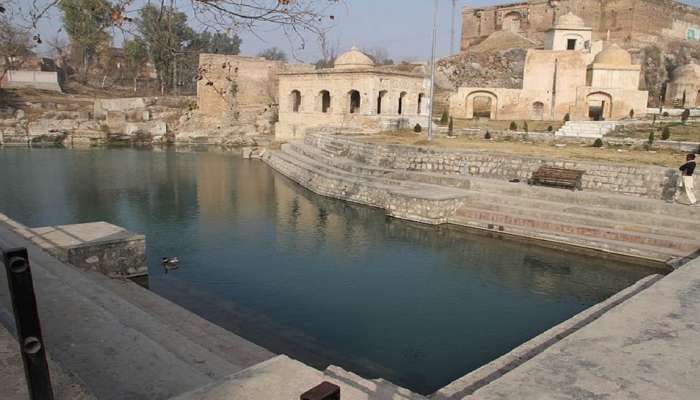 Katas Raj Temple : पाकिस्तानात &#039;या&#039; मंदिरात शिवशंकराच्या अश्रुंपासून बनलं कुंड, जाणून घ्या महत्त्व?