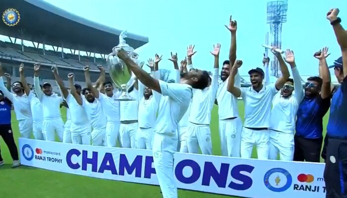 Ranji Trophy Final : सौराष्ट्रने उचलली रणजीची ट्रॉफी! फायनलमध्ये बंगालचा पराभव करत ठरला &#039;बादशाह&#039;