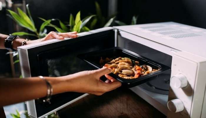 Reheating Food Side Effects : सावधान..! &#039;हे&#039; पदार्थ पुन्हा गरम करून खाऊ नका, अन्यथा जीव येईल धोक्यात! 